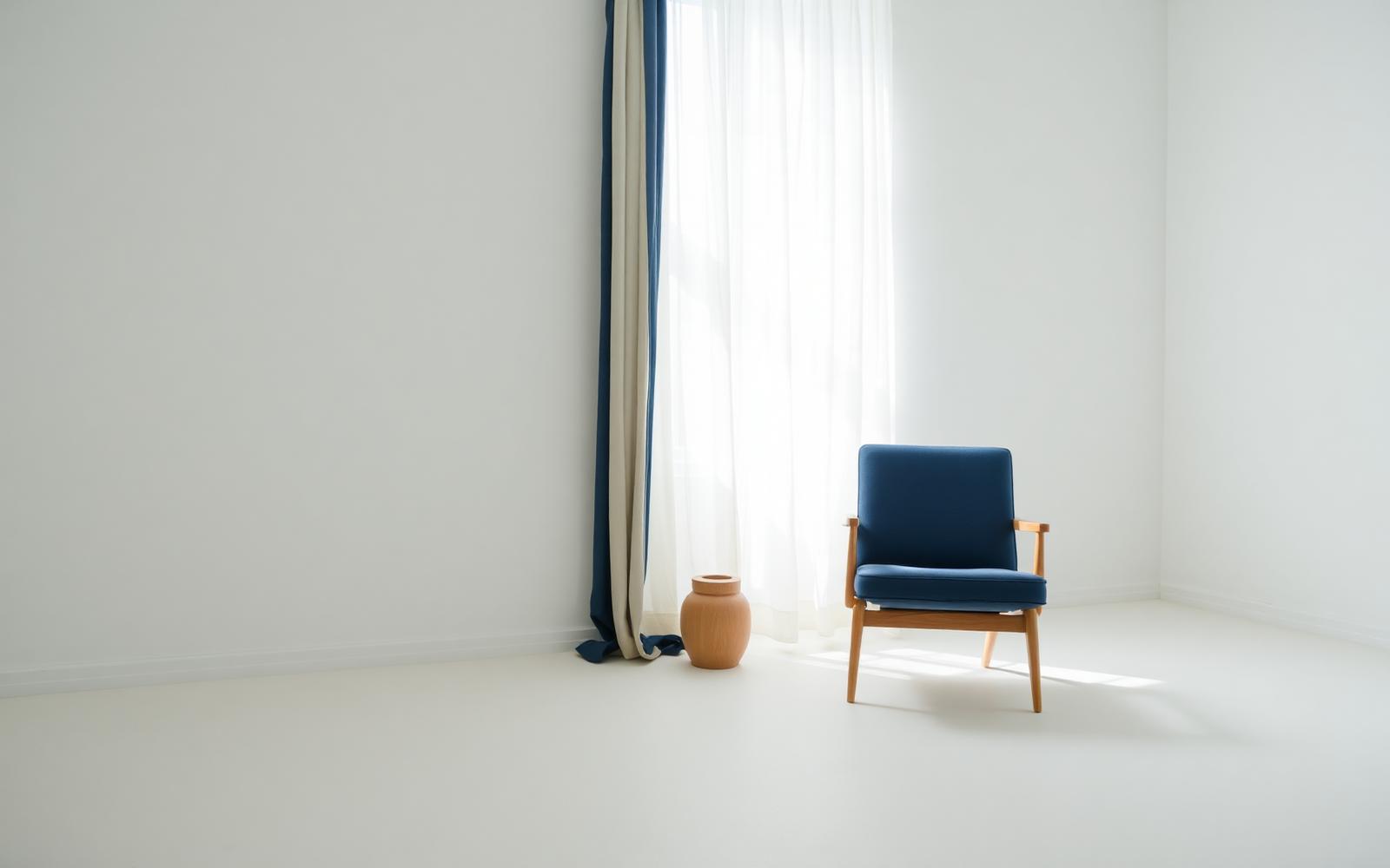 Sala clara e silenciosa com uma poltrona azul junto à janela